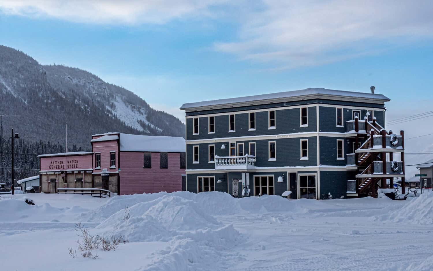 Rues désertes de Carcross sous la neige
