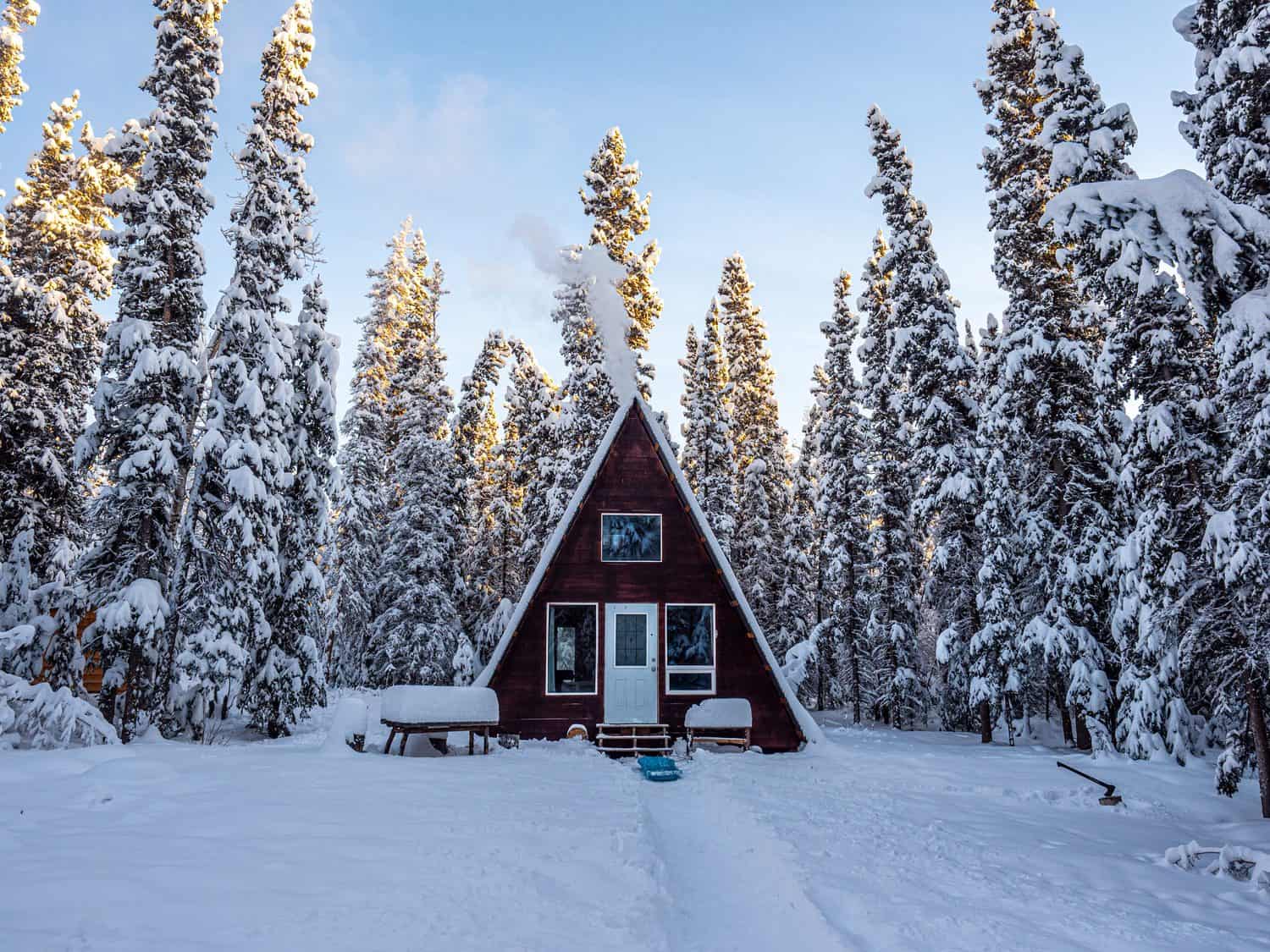 Cabane isolée sous la neige au Yukon