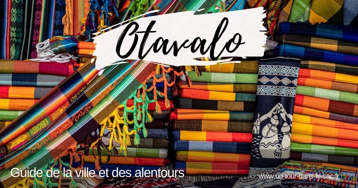 Tissus colorés empilés, guide de la ville et alentours.
