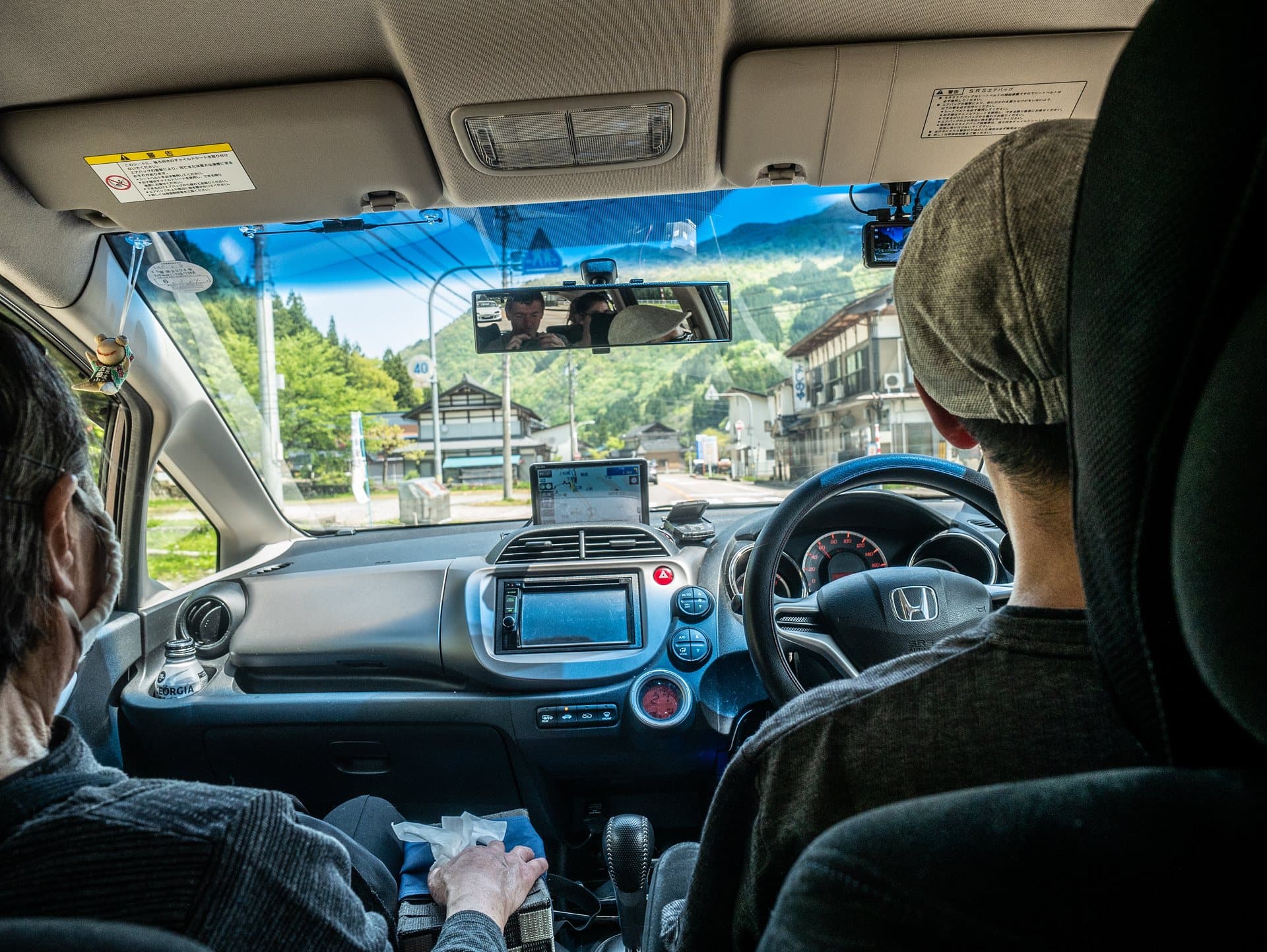 En autostop sur la route d'Ainokura au Japon