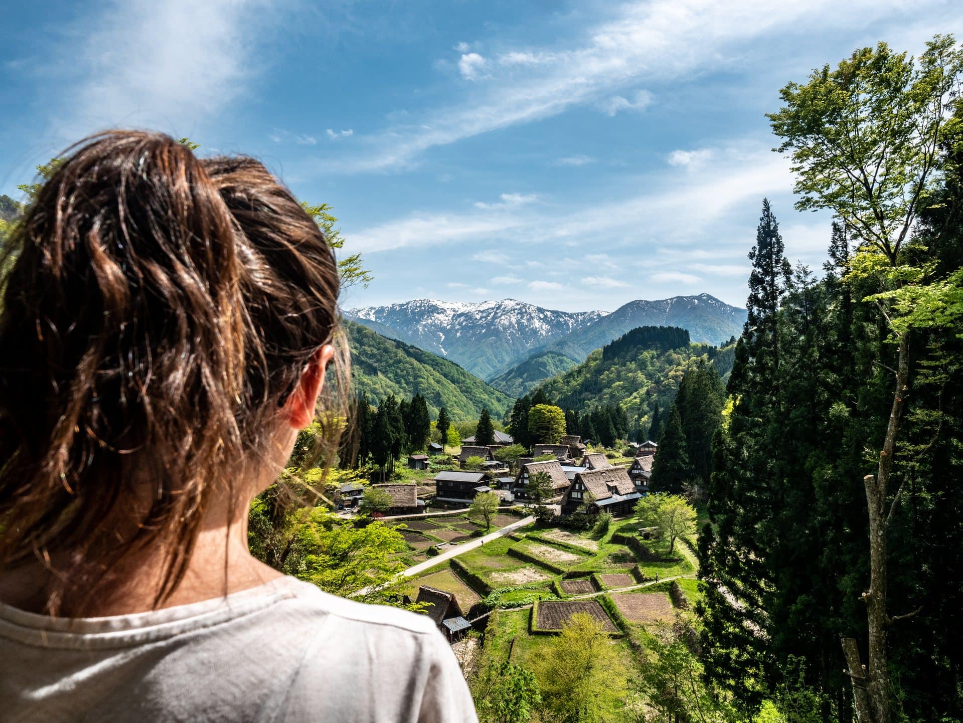Contemplation du village d'Ainokura depuis le belvédère