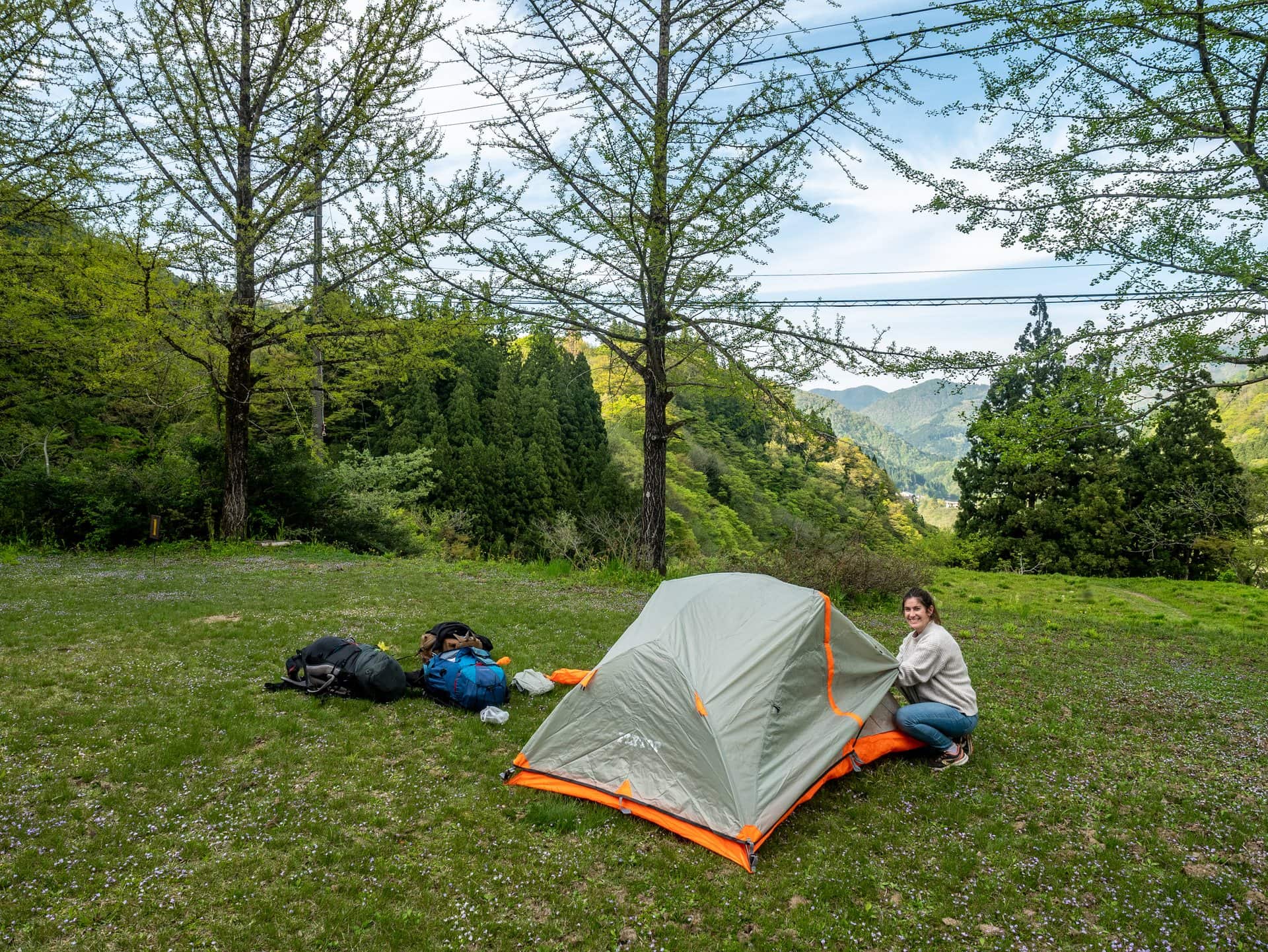 Montage de la tente au camping d'Ainokura