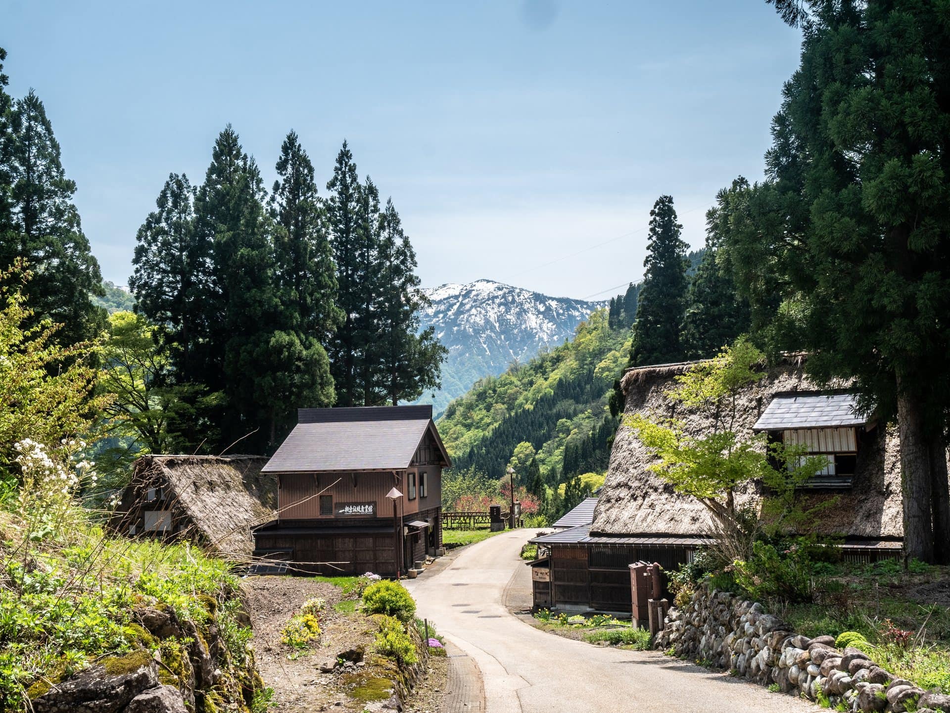 Chemin d'entrée du village d'Ainokura et sommets enneigés
