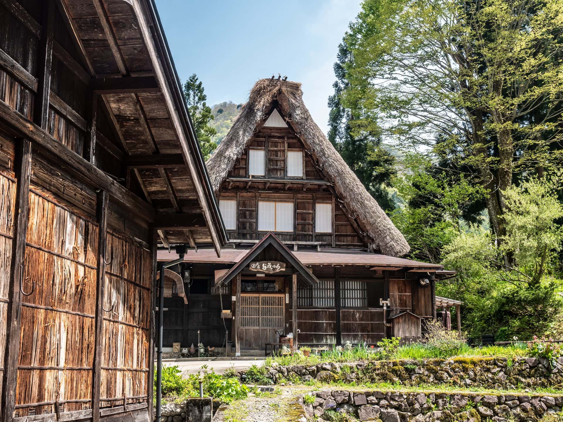 Maison gassho-zukuri au toit de chaume à Ainokura
