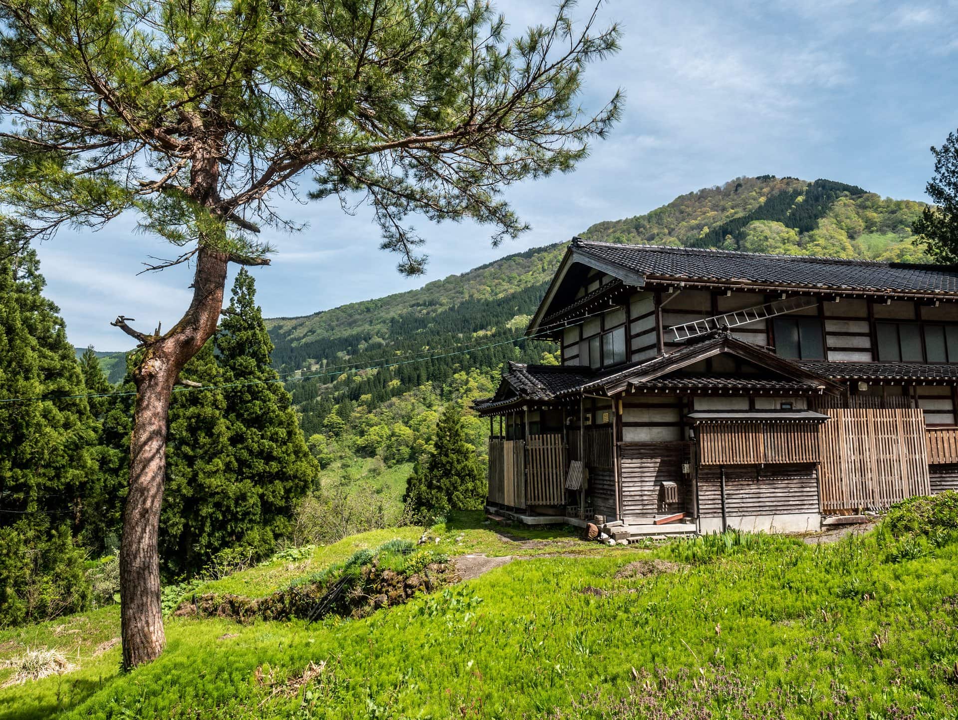 Maison traditionnelle sur les hauteurs d'Ainokura