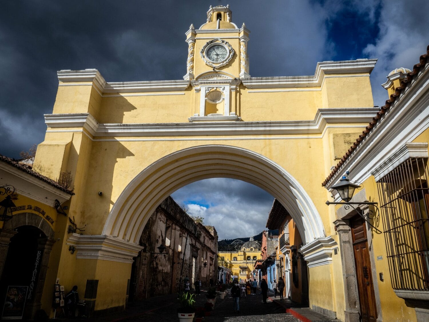Arche jaune de Santa Catalina et son horloge à Antigua Guatemala