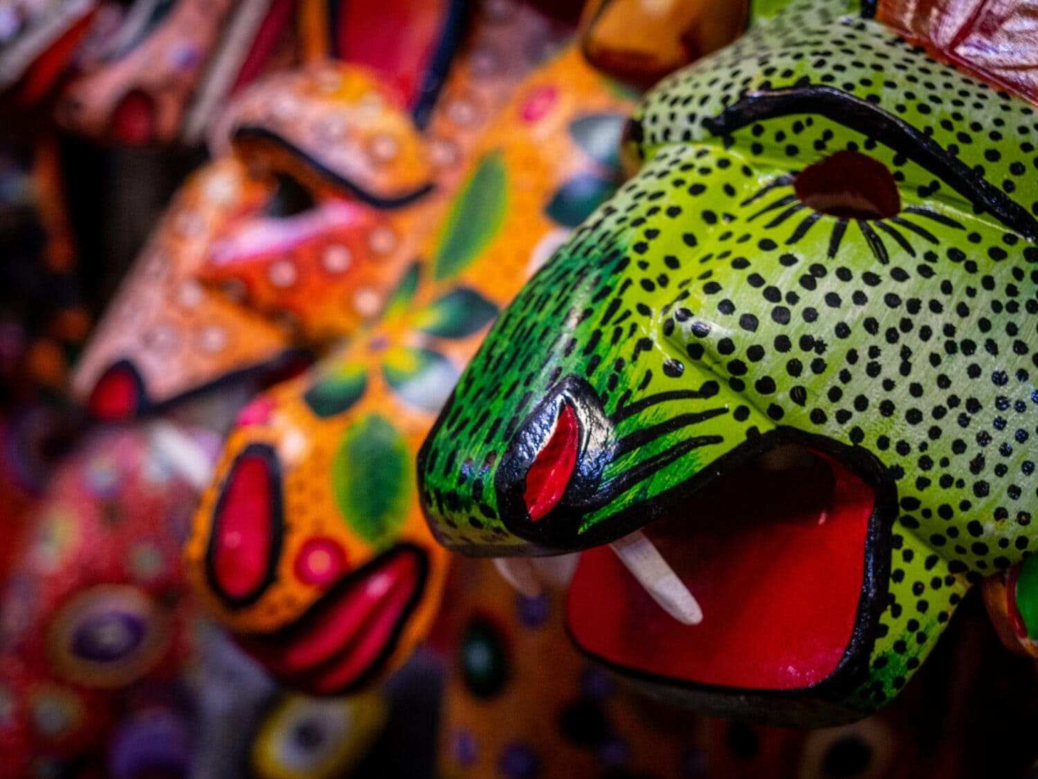 Masques en bois peints de couleurs vives vendus à Antigua Guatemala