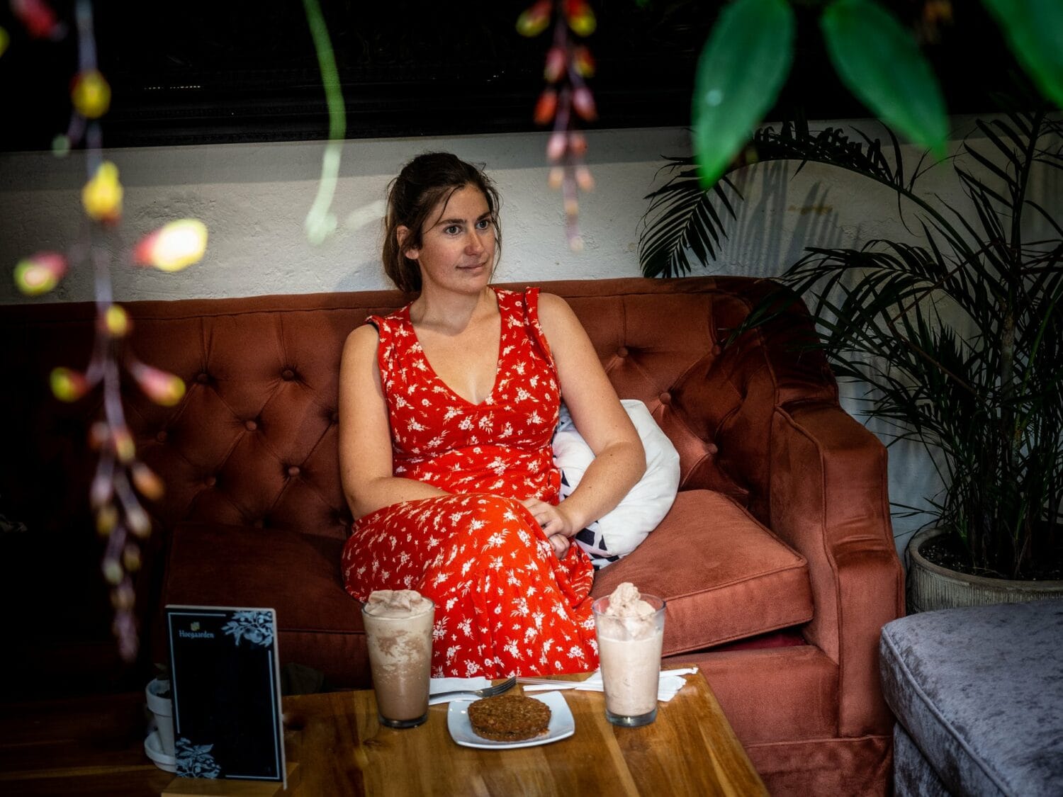 Femme dans un café d’Antigua avec deux boissons glacées au café