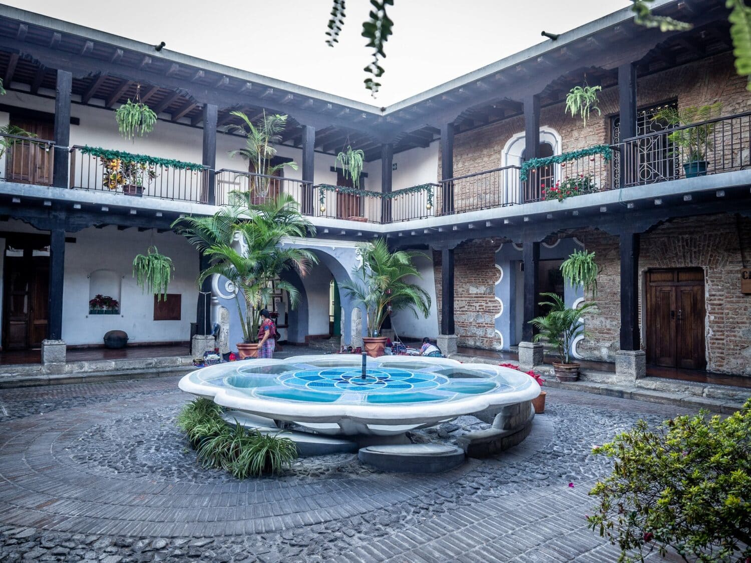 Patio colonial à deux étages avec fontaine de la Casa El Jaulón à Antigua