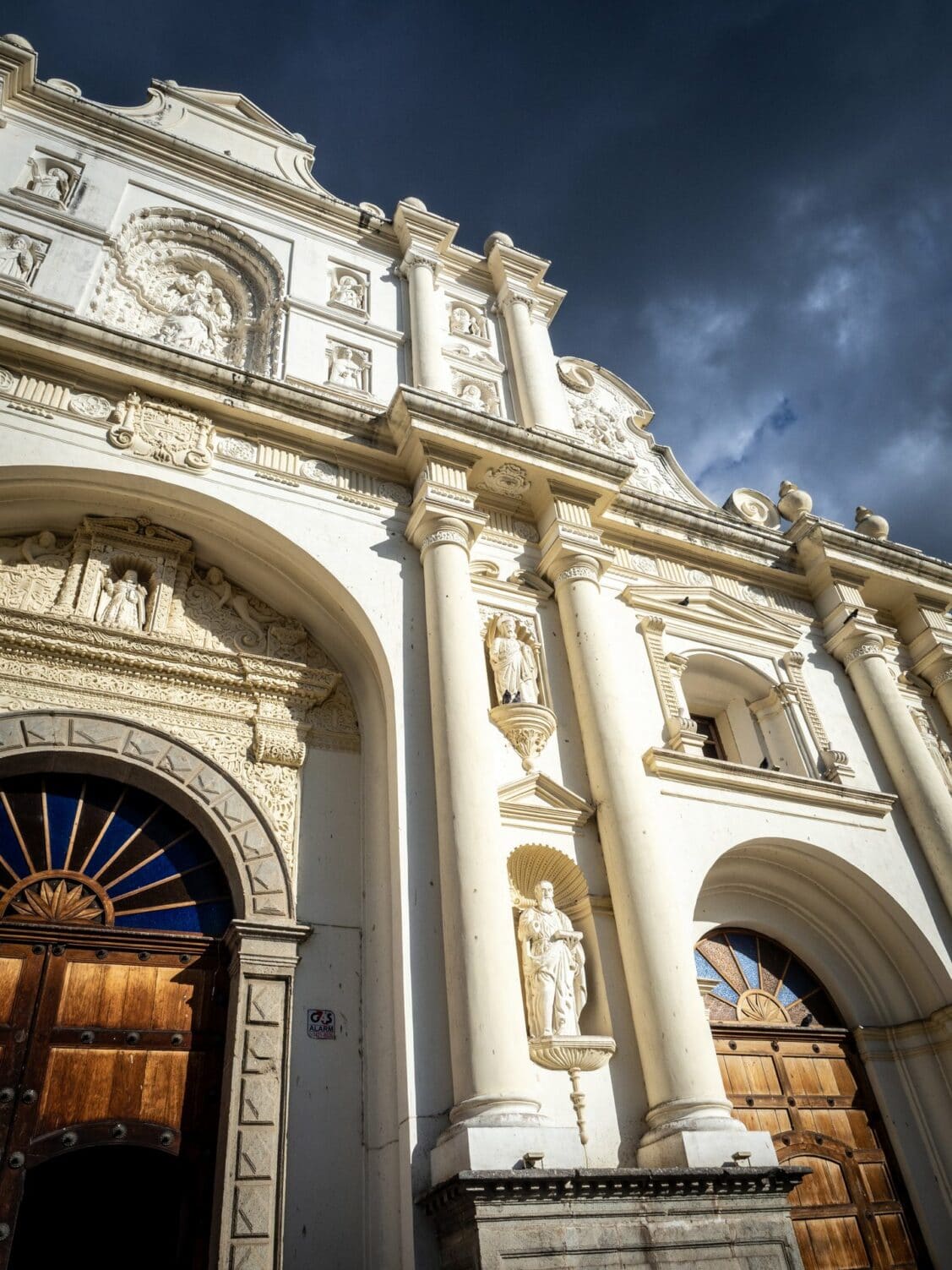 Façade blanche de la cathédrale de San José sur le Parque Central d’Antigua