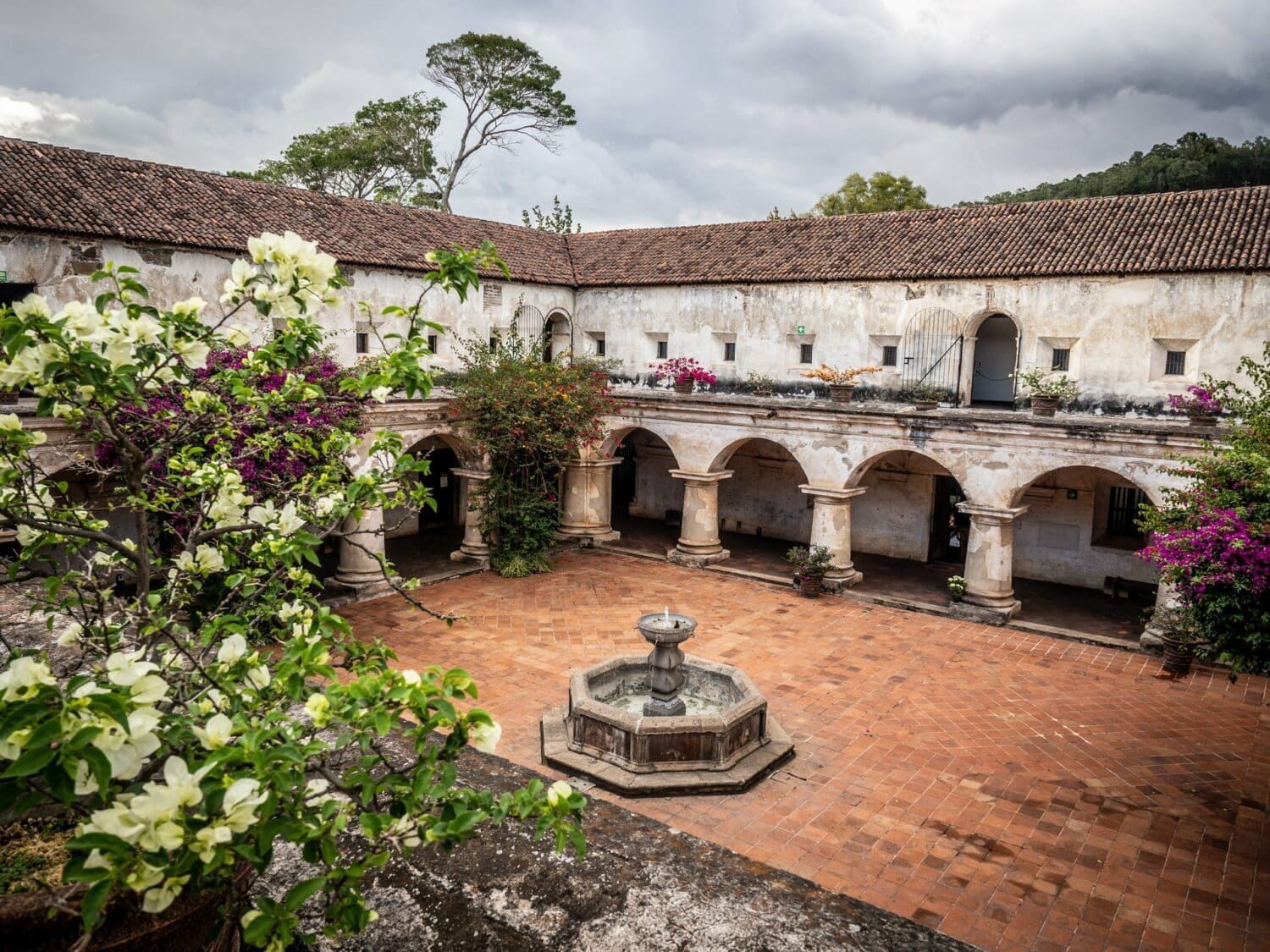 Cloître à arcades et fontaine du couvent des Capuchinas à Antigua