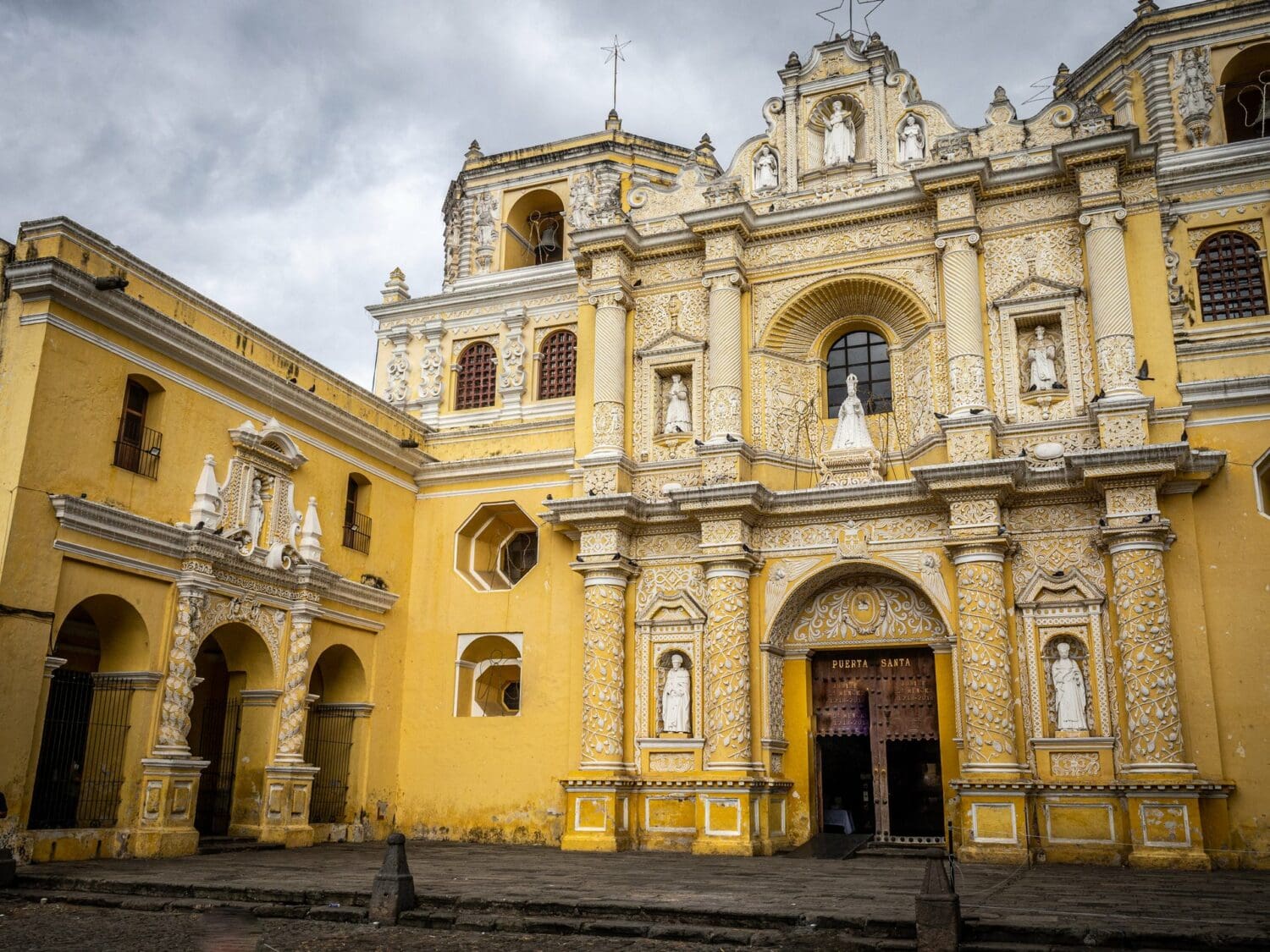 Façade baroque jaune et blanche de l’église de la Merced à Antigua Guatemala