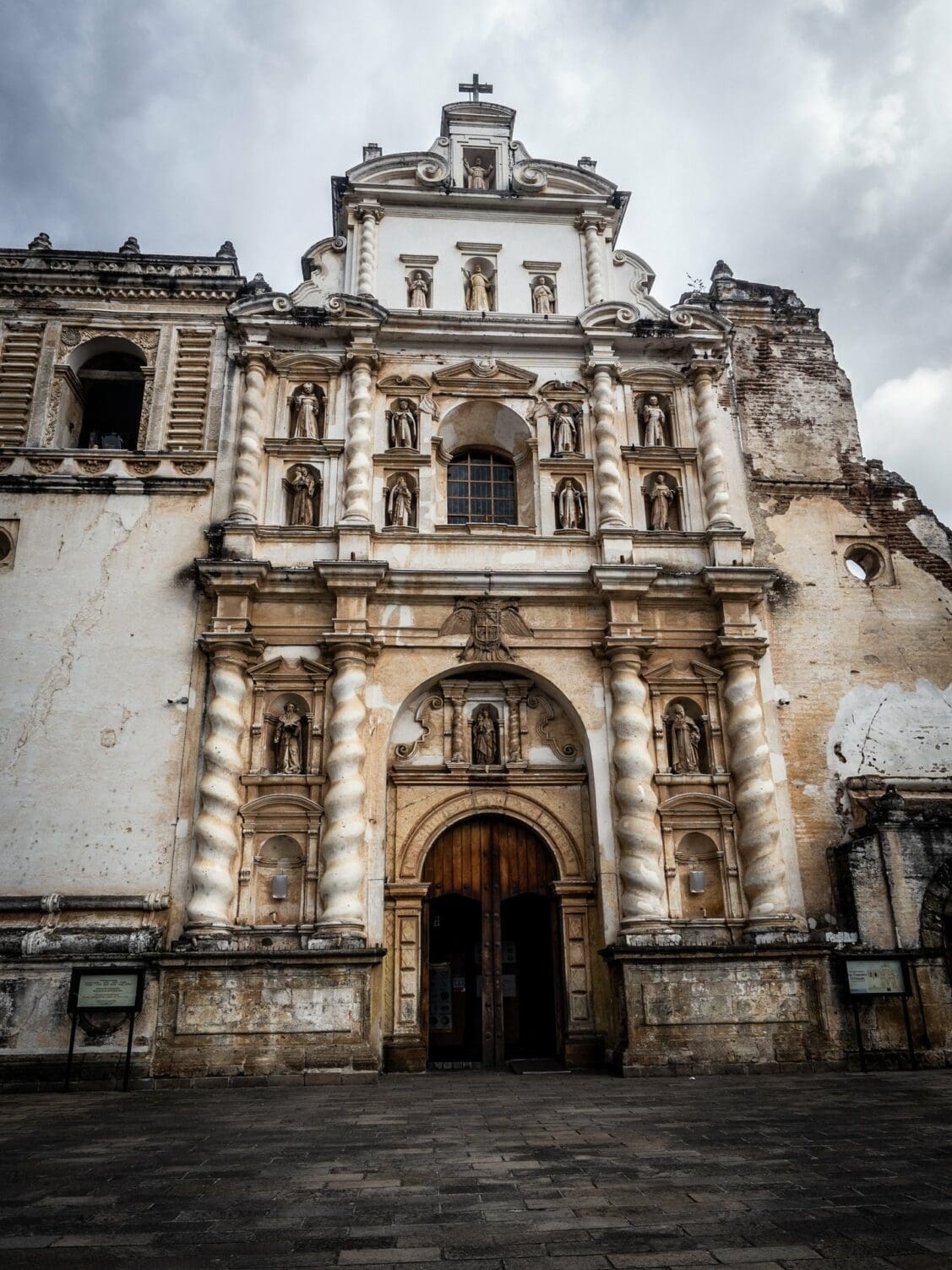 Façade baroque aux colonnes torsadées de l’église San Francisco à Antigua