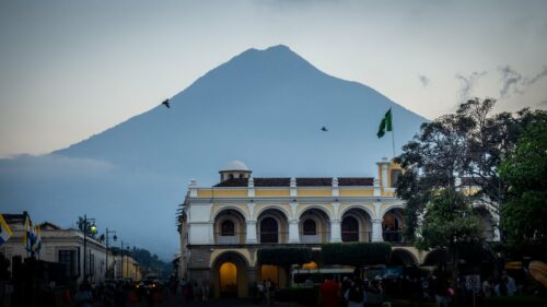 Palais des Capitaines généraux sur le Parque Central d’Antigua Guatemala, avec le volcan Agua derrière