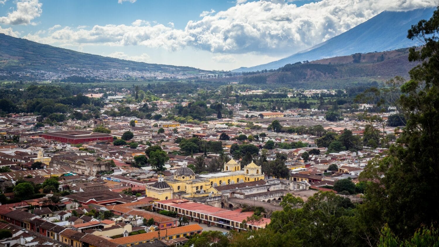 Vue sur les toits d’Antigua Guatemala et la vallée depuis le Cerro de la Cruz