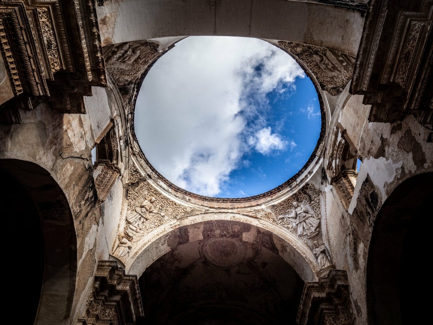 Coupole percée ouverte sur le ciel dans les ruines de la cathédrale de Santiago à Antigua