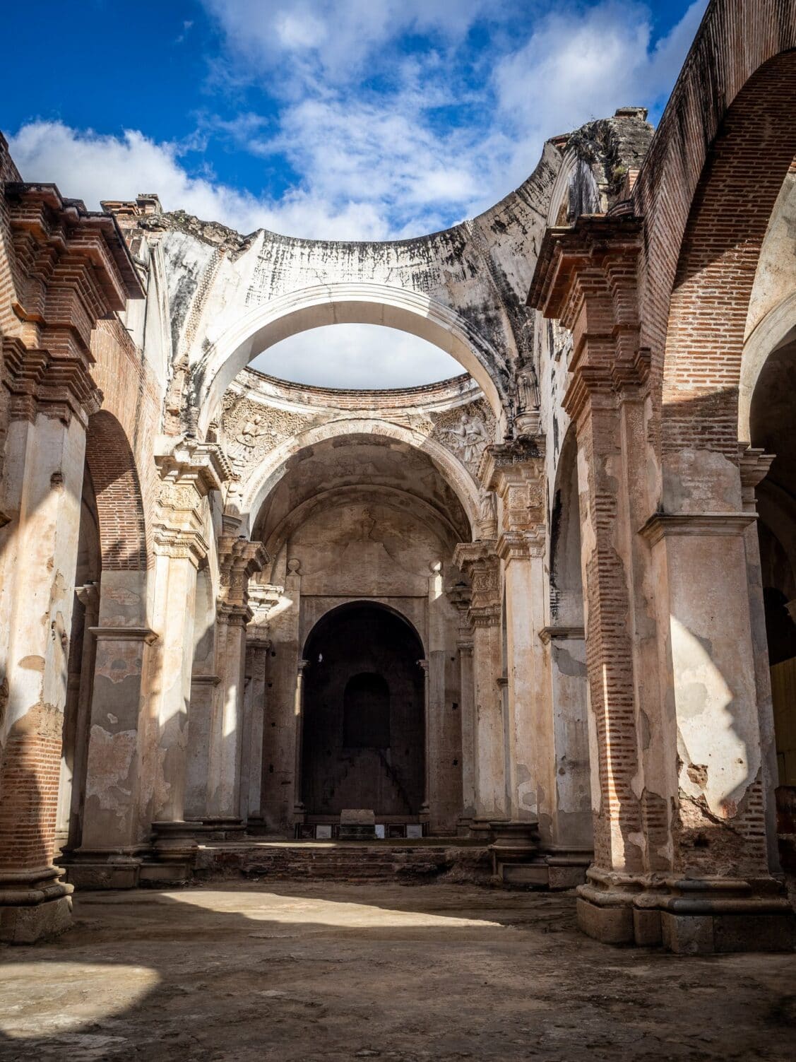Nef en ruine de l’ancienne cathédrale de Santiago à Antigua Guatemala