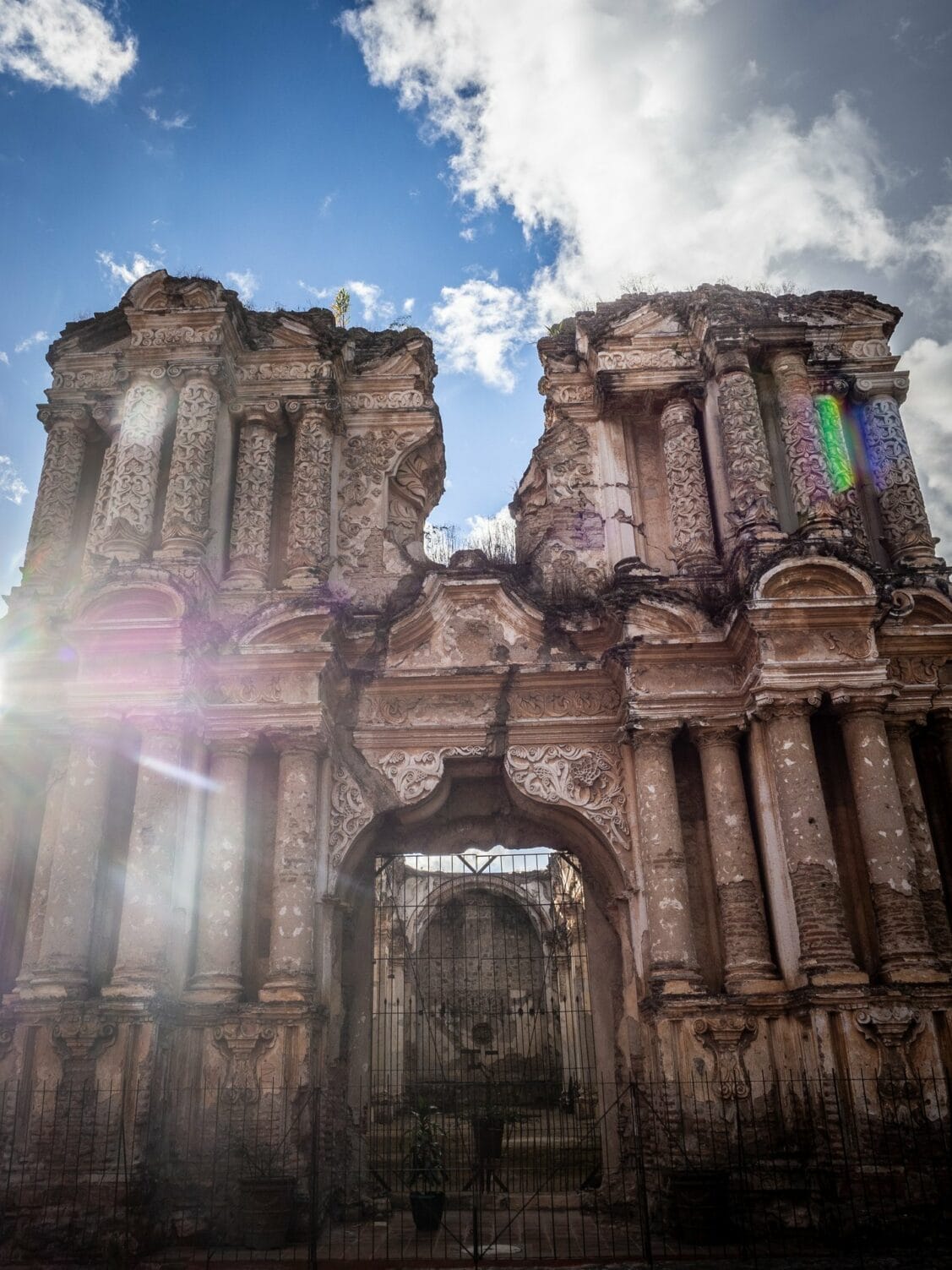 Façade baroque en ruine de l’église del Carmen à Antigua Guatemala