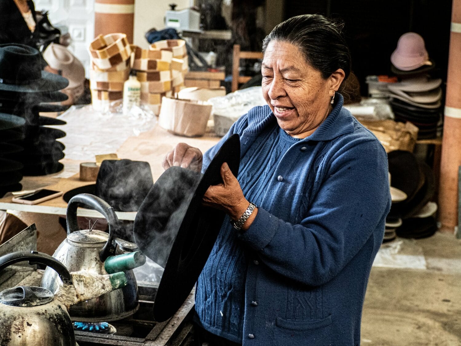 Artisane façonnant un chapeau à la vapeur à Otavalo