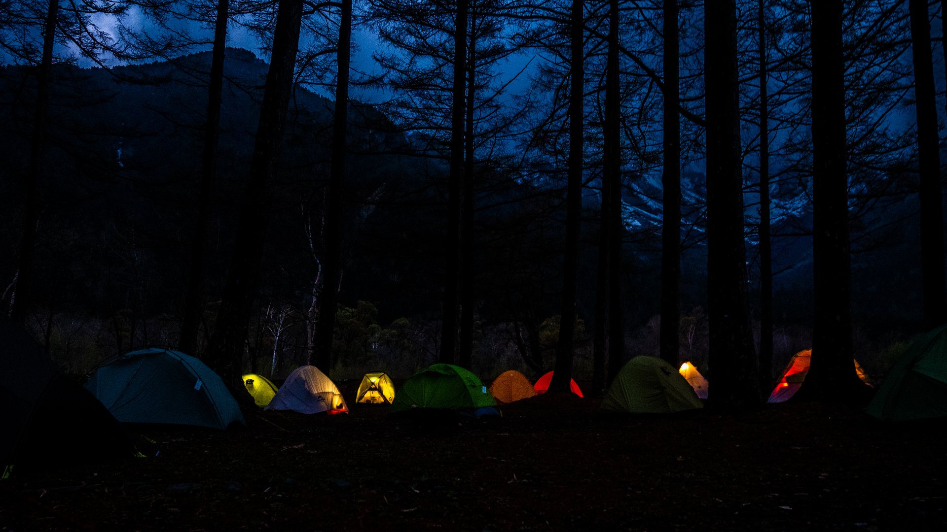Tentes éclairées la nuit au camping de Konashidaira à Kamikochi