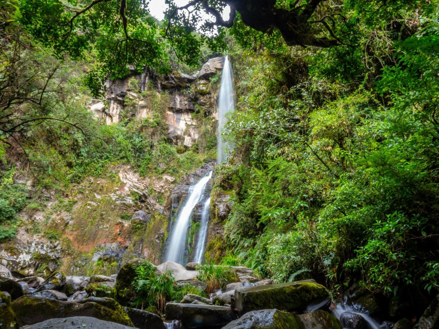 Cascade au fond d’un vallon près d’Otavalo