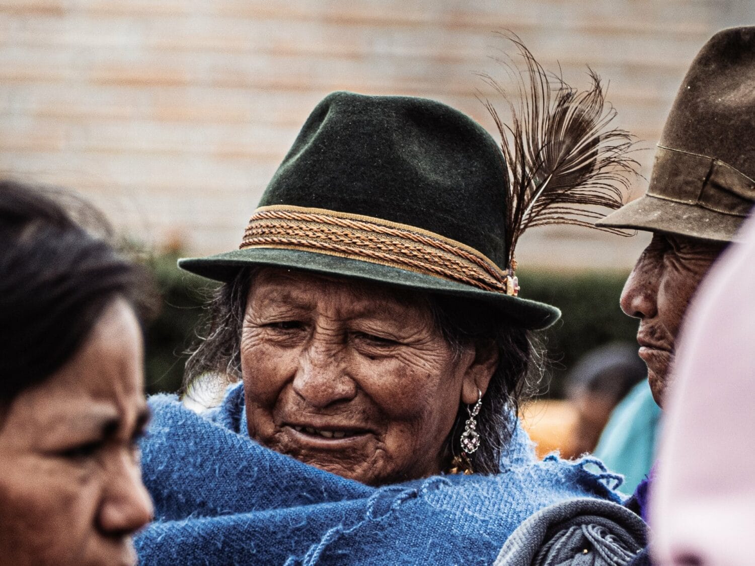 Homme au chapeau de feutre à plume au marché d’Otavalo