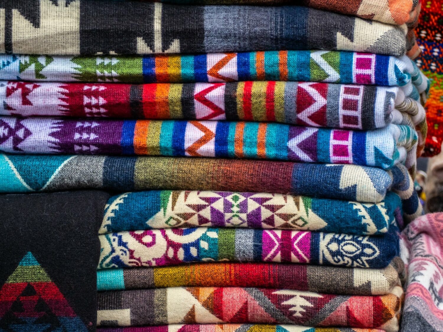 Couvertures tissées au marché artisanal d’Otavalo