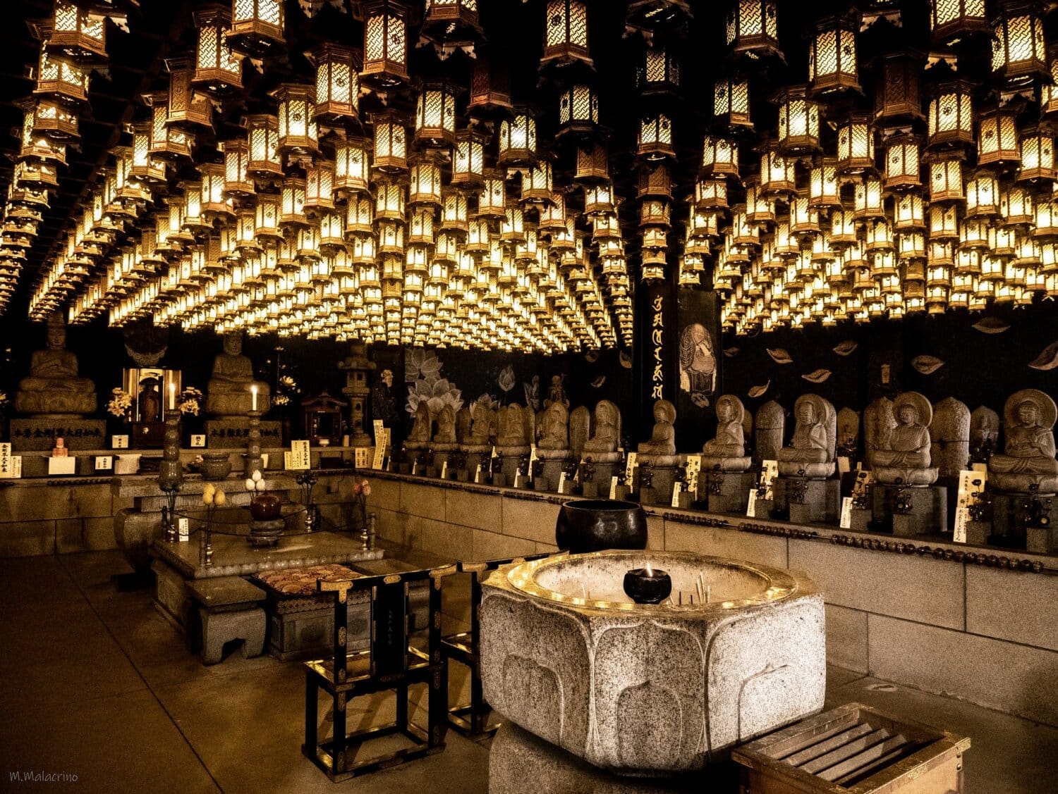 La grotte Henjokutsu éclairée de lanternes au temple Daisho-in