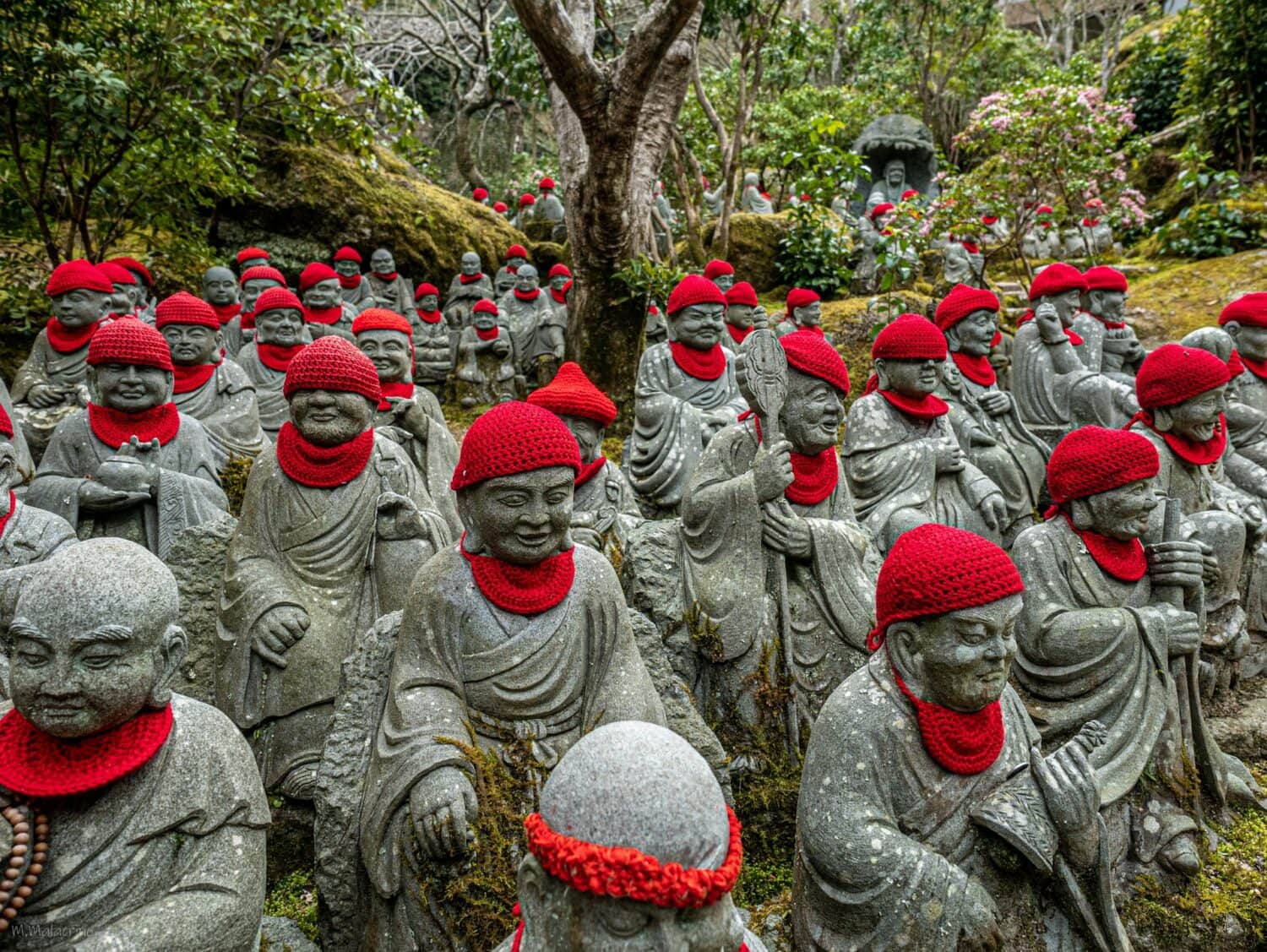 Petites statues aux bonnets rouges dans le jardin de Daisho-in