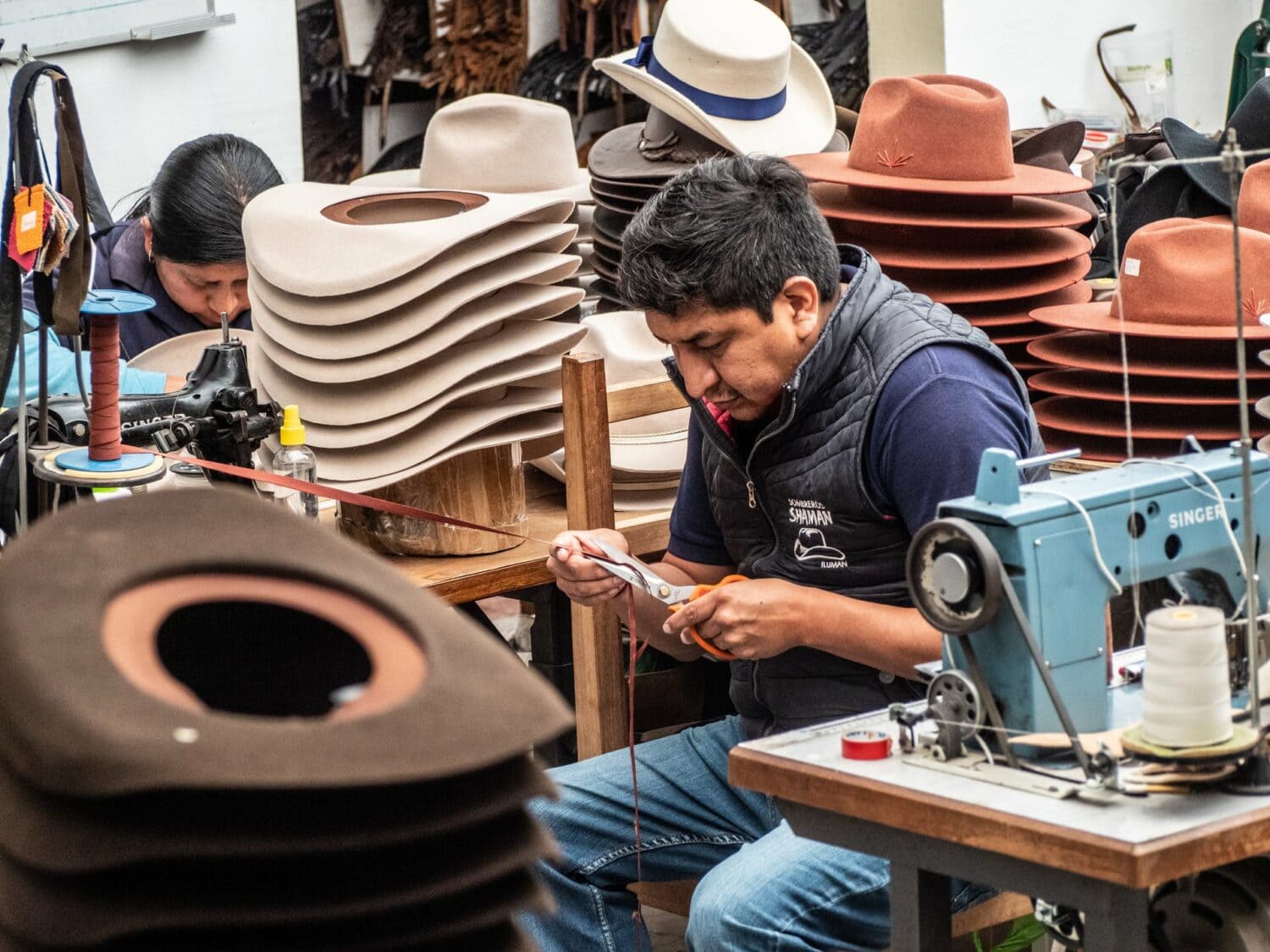 Artisan dans une fabrique de chapeaux à Otavalo