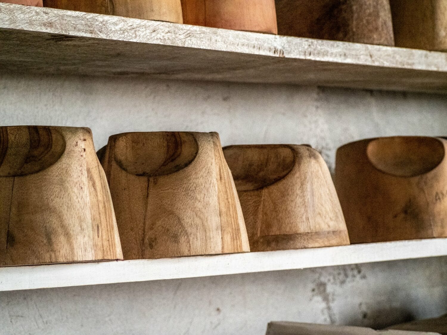 Formes en bois pour les chapeaux dans un atelier d’Otavalo