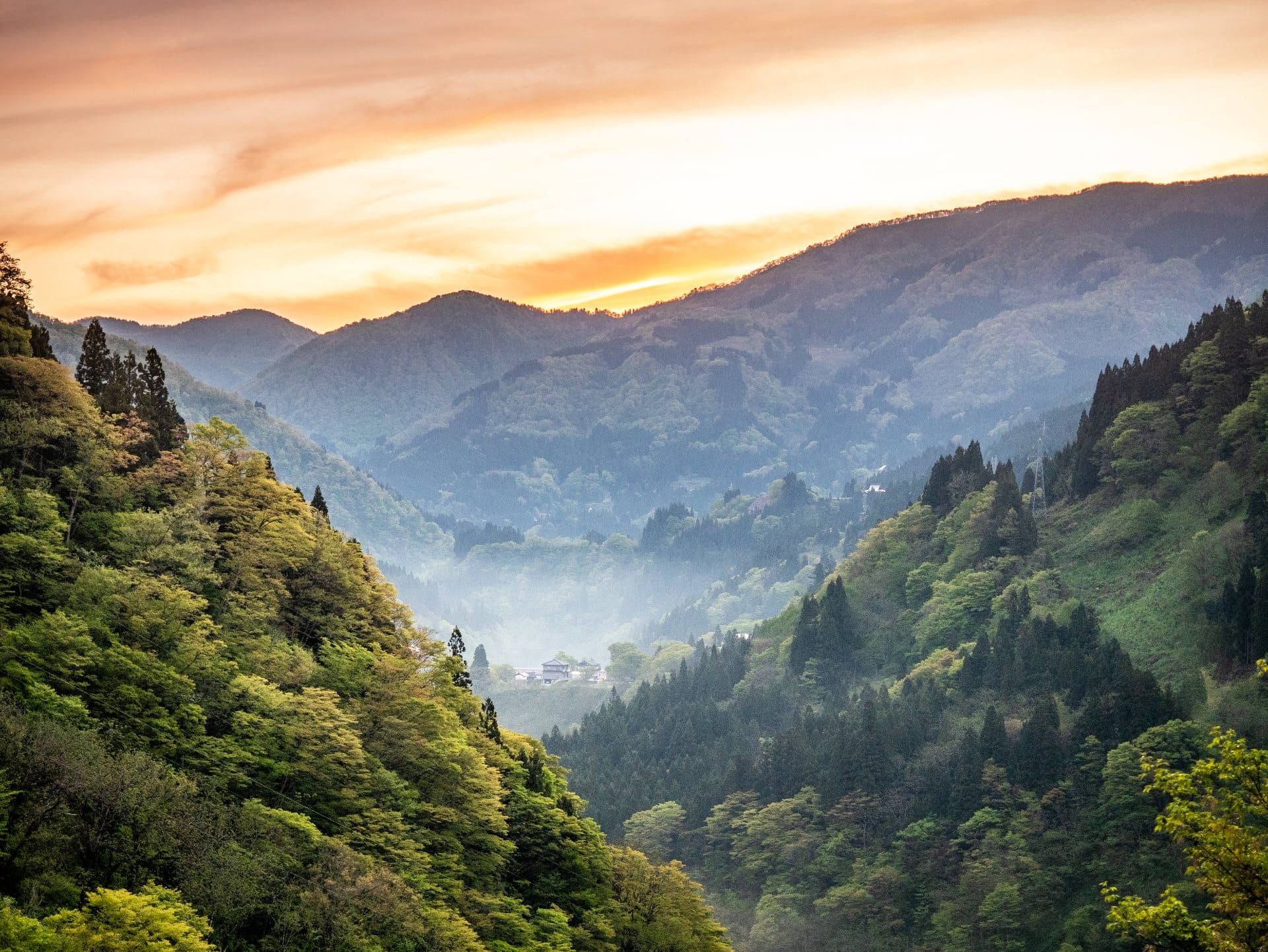 Coucher de soleil et brume sur la vallée de Gokayama