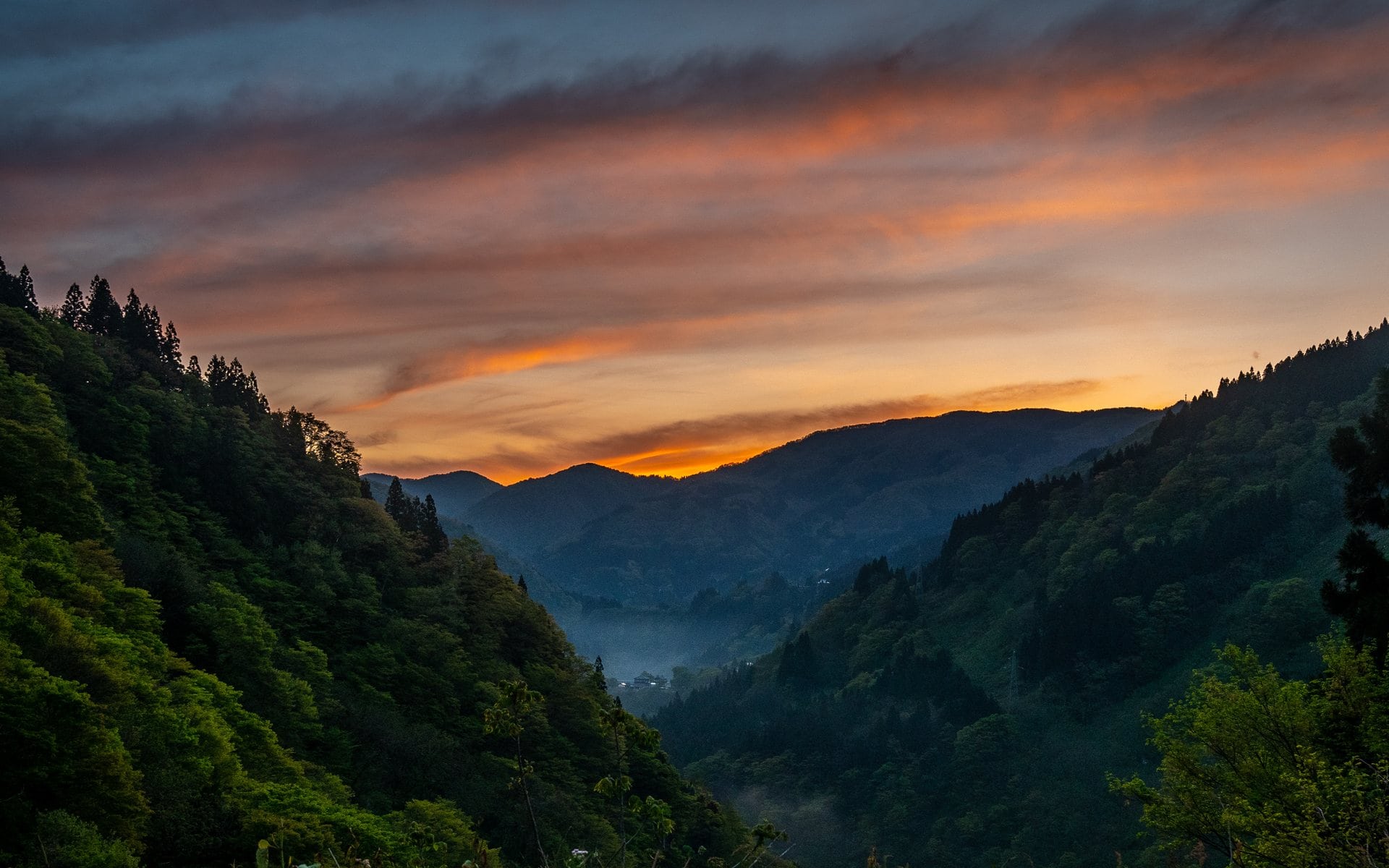 Vallée de Gokayama au crépuscule depuis Ainokura