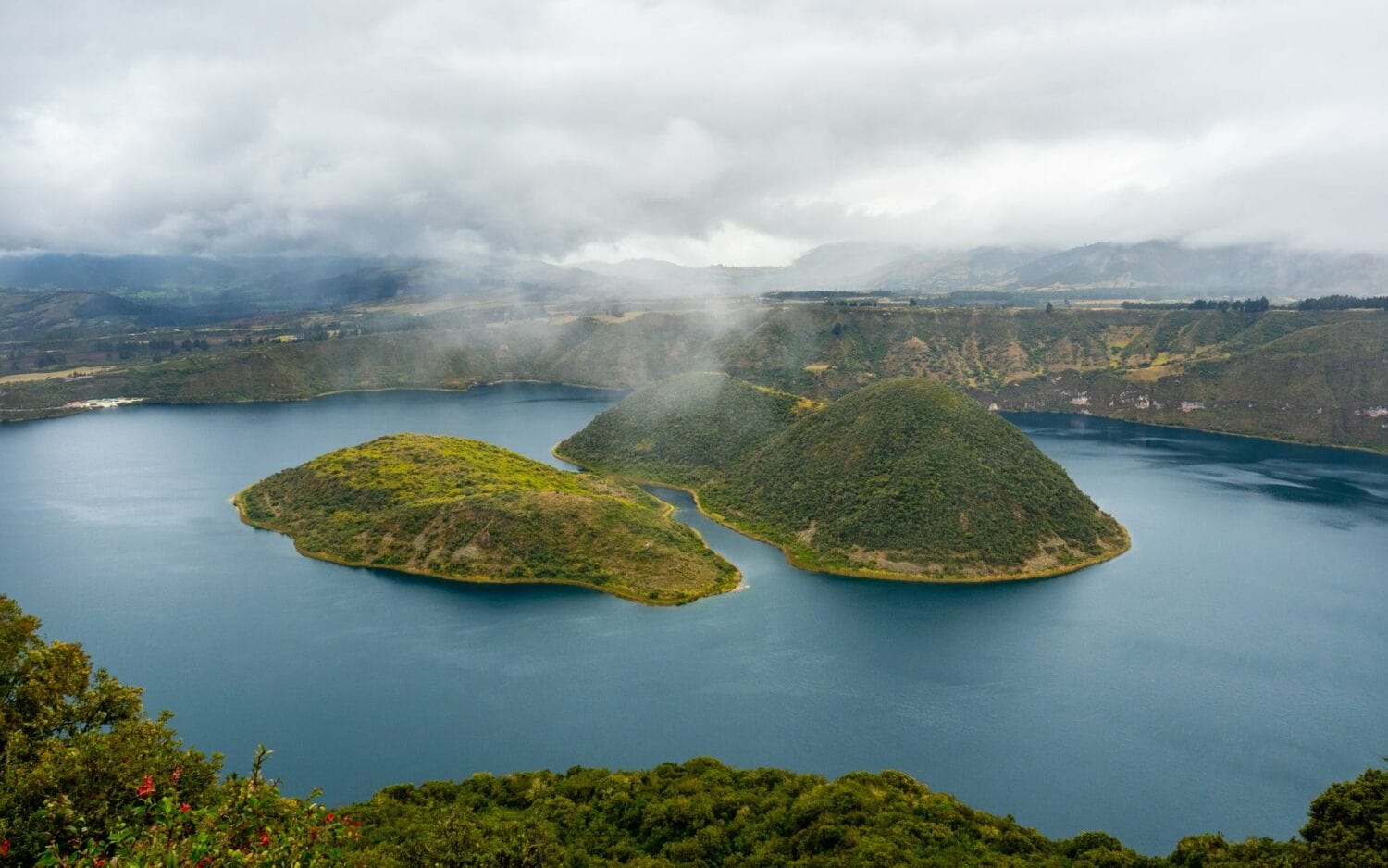 Les îlots de la lagune de Cuicocha