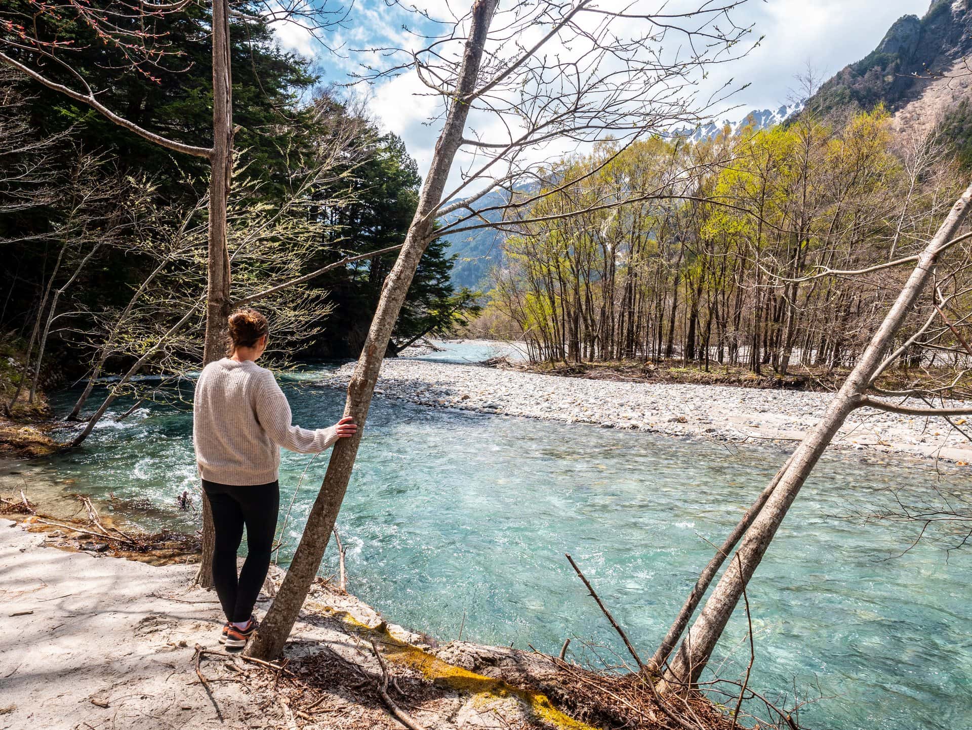 Au bord de la rivière Azusa, dans la forêt de Kamikochi