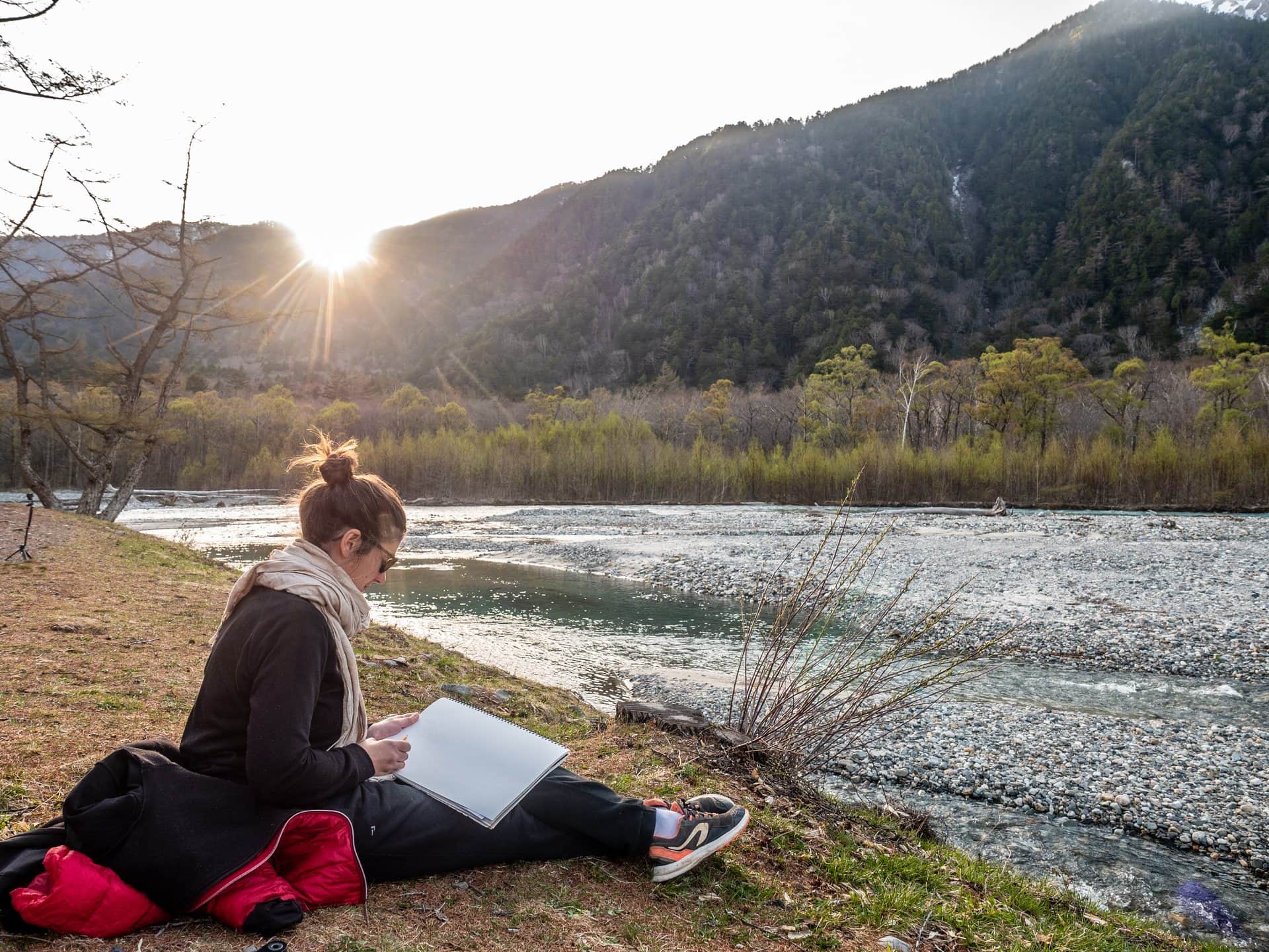 Dessin au bord de la rivière Azusa au coucher du soleil à Kamikochi