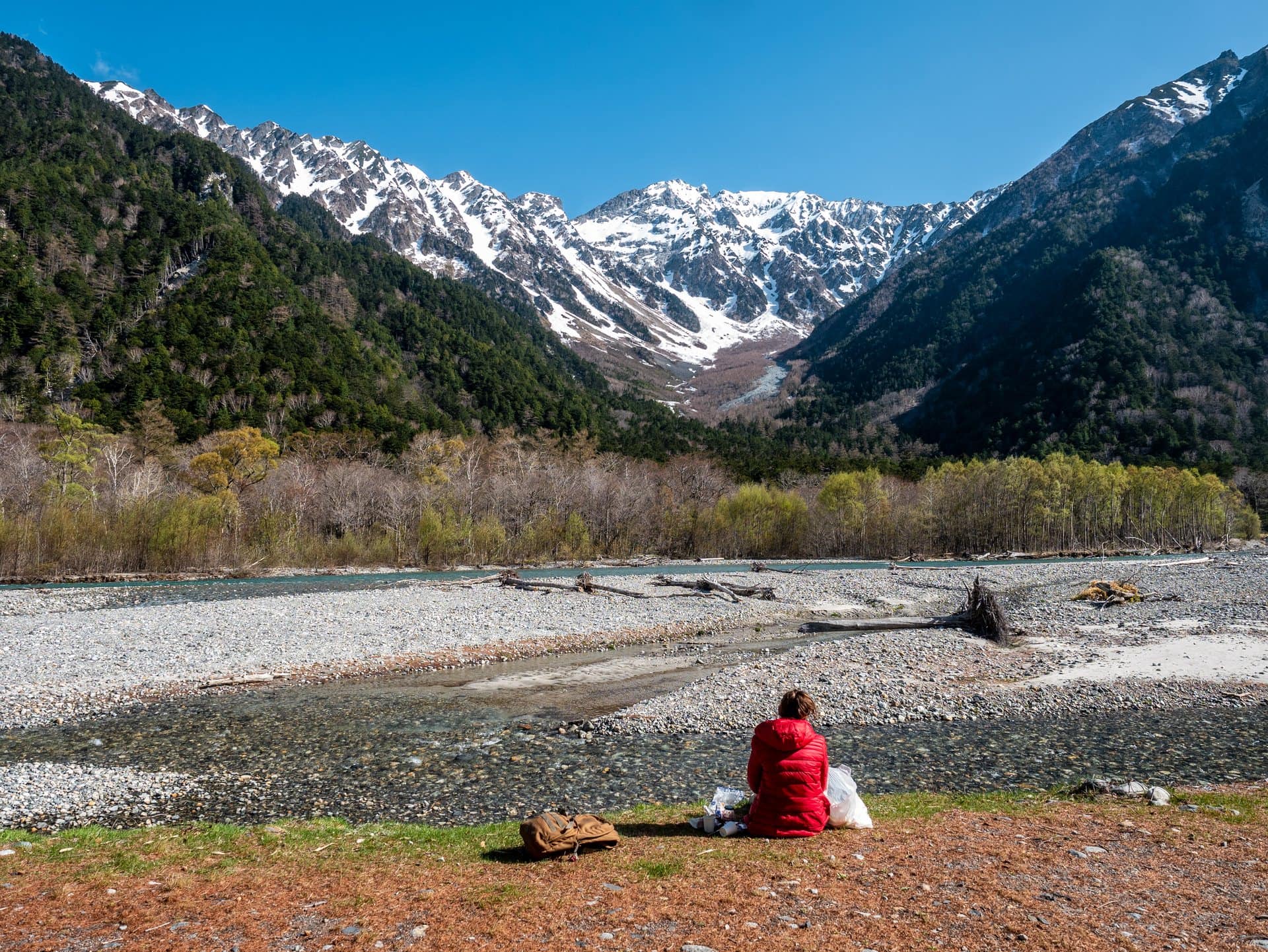 Pause au bord de la rivière Azusa face aux monts Hotaka