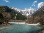 La rivière Azusa et les monts Hotaka enneigés à Kamikochi