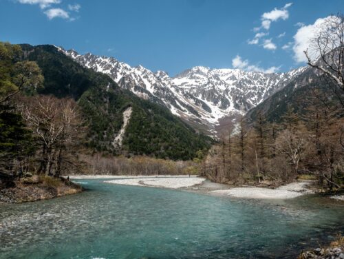 La rivière Azusa et les monts Hotaka enneigés à Kamikochi