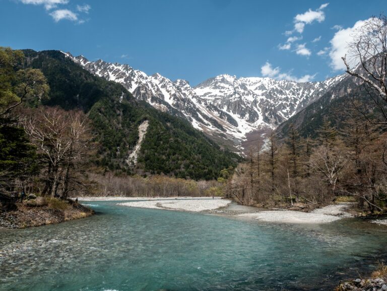 La rivière Azusa et les monts Hotaka enneigés à Kamikochi