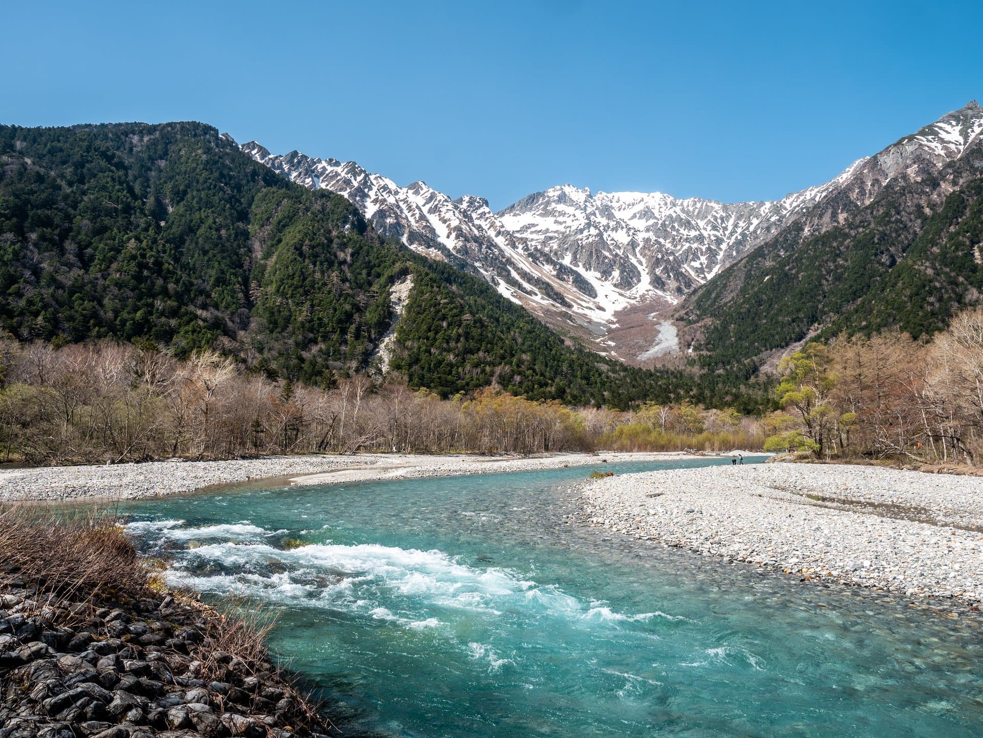 Eaux turquoise de la rivière Azusa face aux sommets enneigés