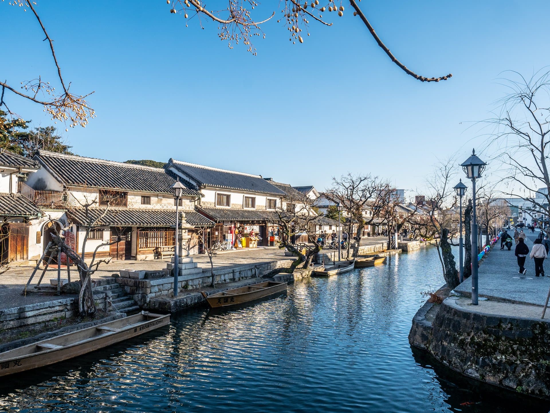 Le canal du quartier historique de Bikan à Kurashiki, saules et barques