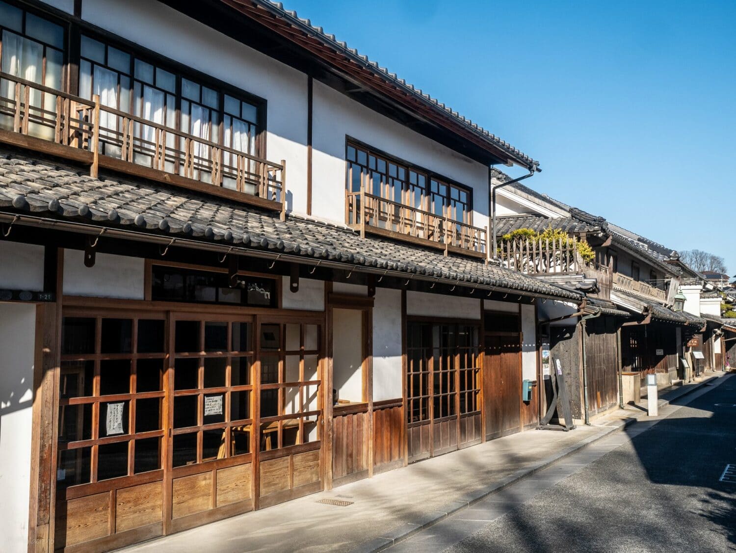 Ruelle de maisons traditionnelles en bois à Kurashiki