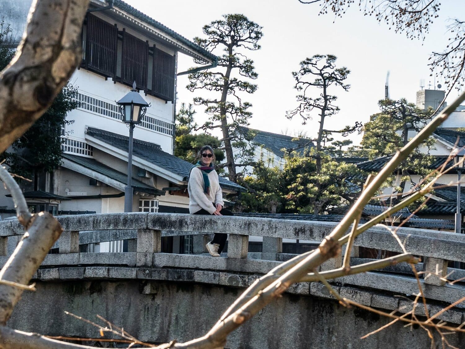 Sur un pont de pierre au-dessus du canal de Kurashiki