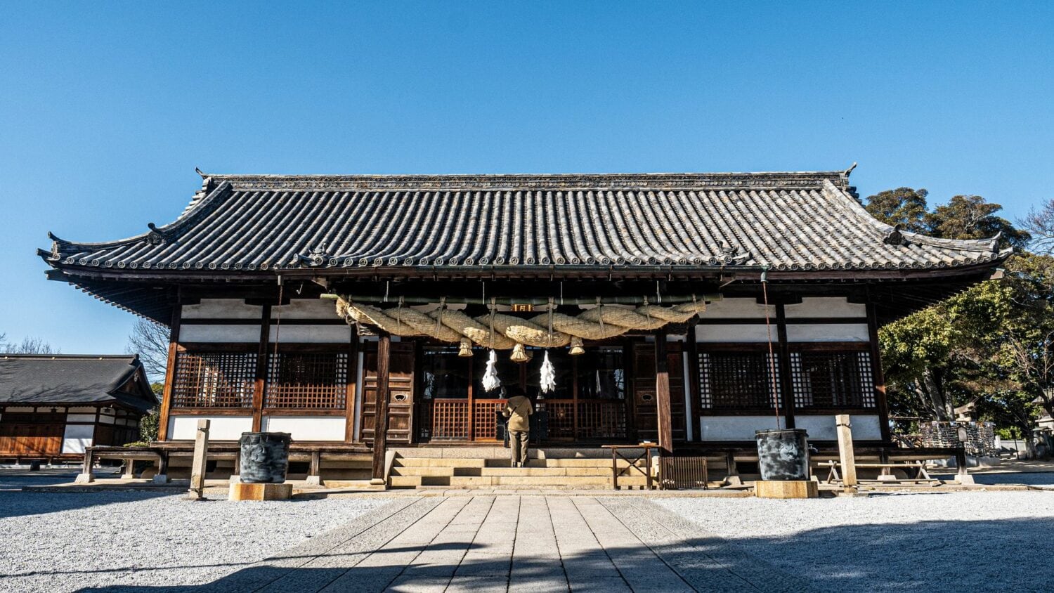 Le pavillon du sanctuaire Achi-jinja et sa corde shimenawa sur la colline de Tsurugata à Kurashiki