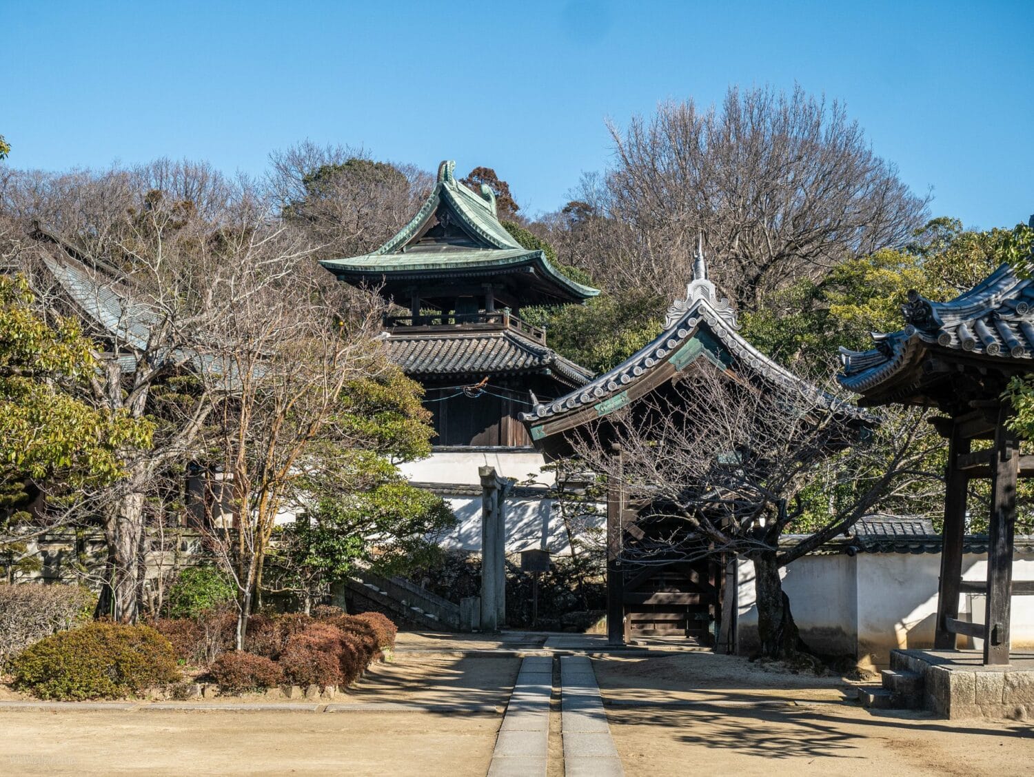 Le Myōken-dō du temple Kanryū-ji et son toit de cuivre sur la colline de Tsurugata à Kurashiki