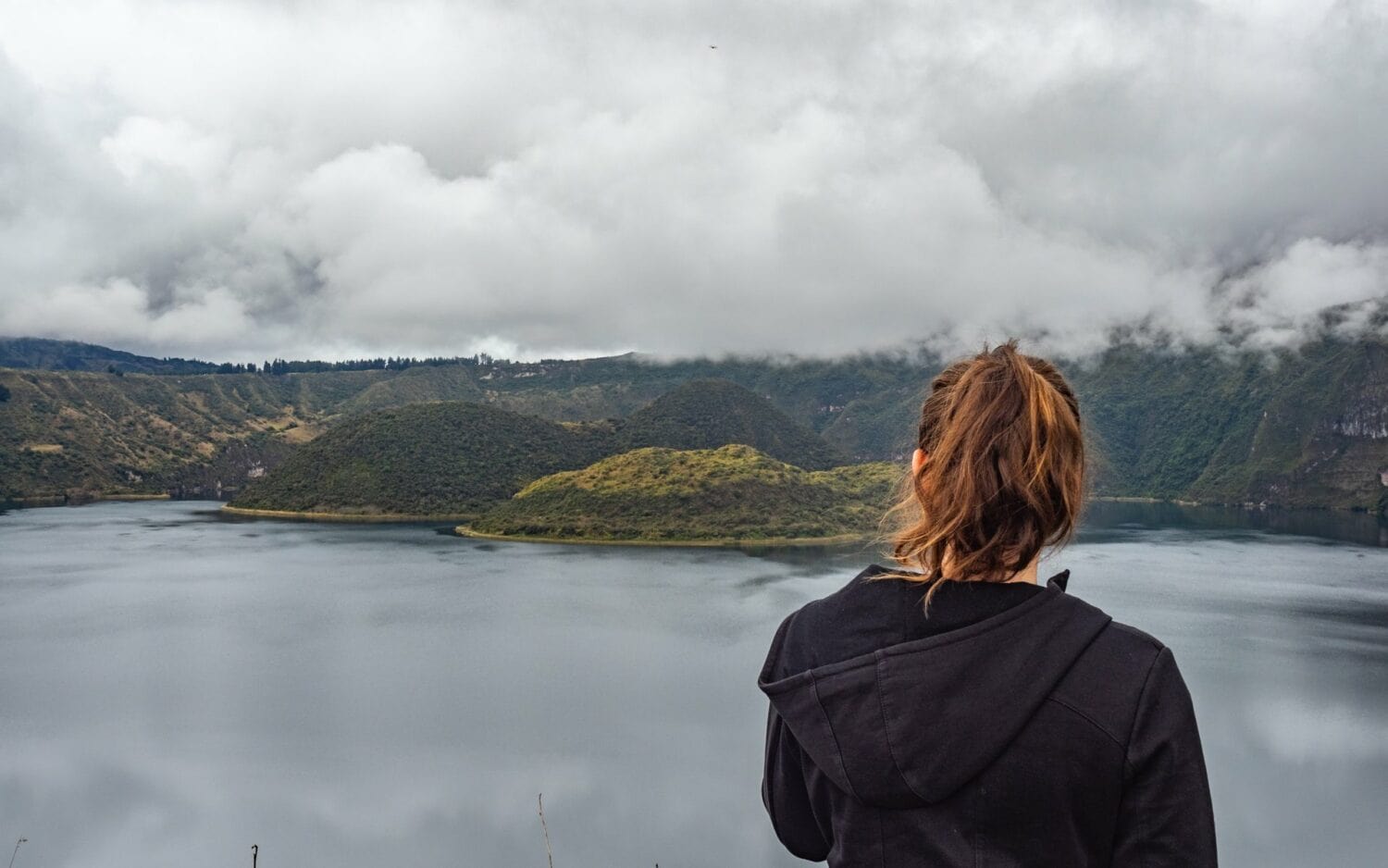 Face à la lagune de Cuicocha près d’Otavalo