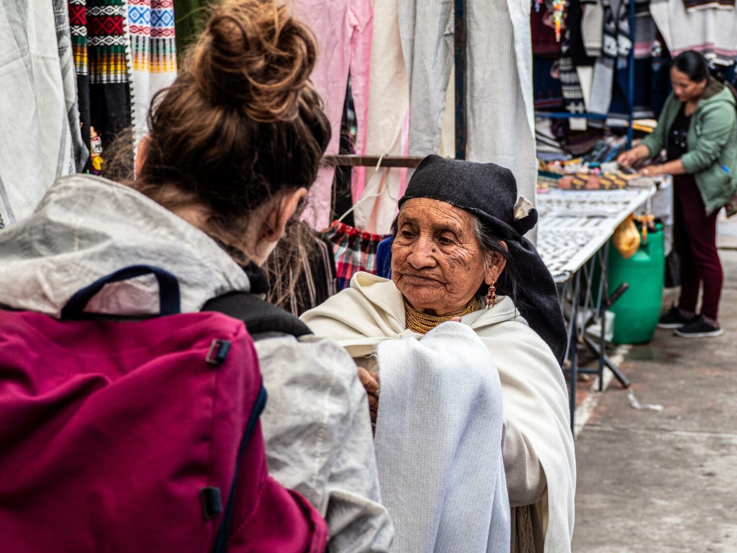 Marchandage sur la Plaza de los Ponchos à Otavalo