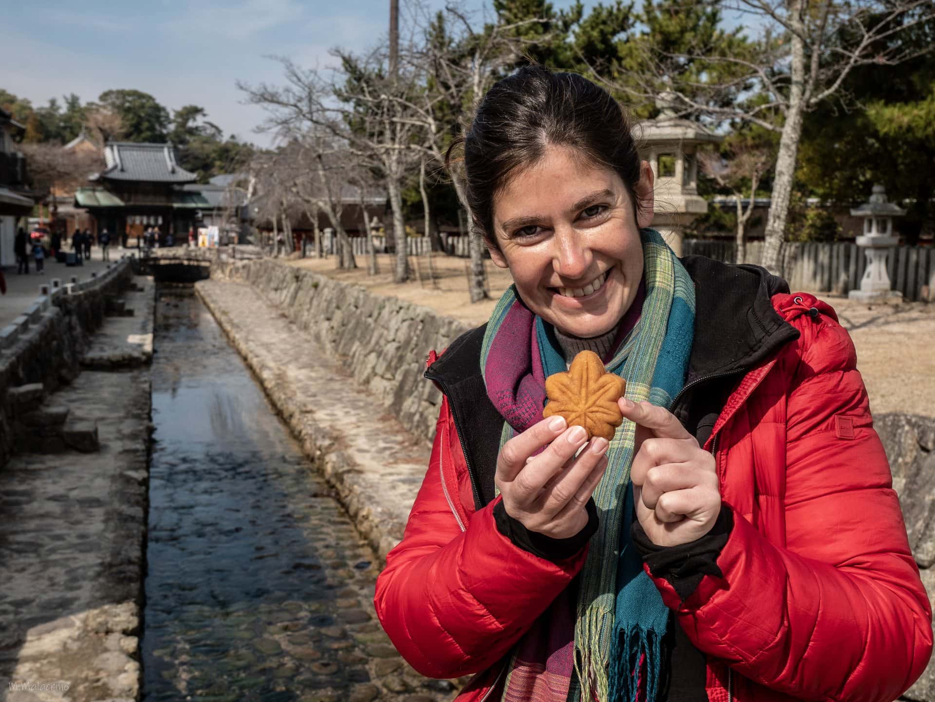 Dégustation d'un momiji manju, pâtisserie en forme de feuille d'érable à Miyajima