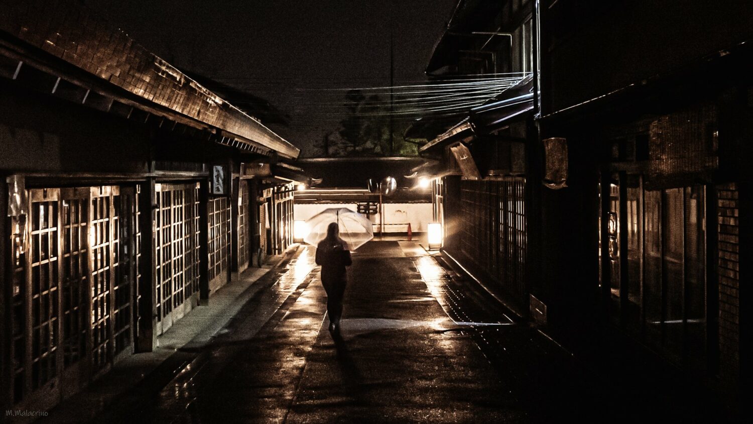 Ruelle pavée du village de Miyajima un soir de pluie